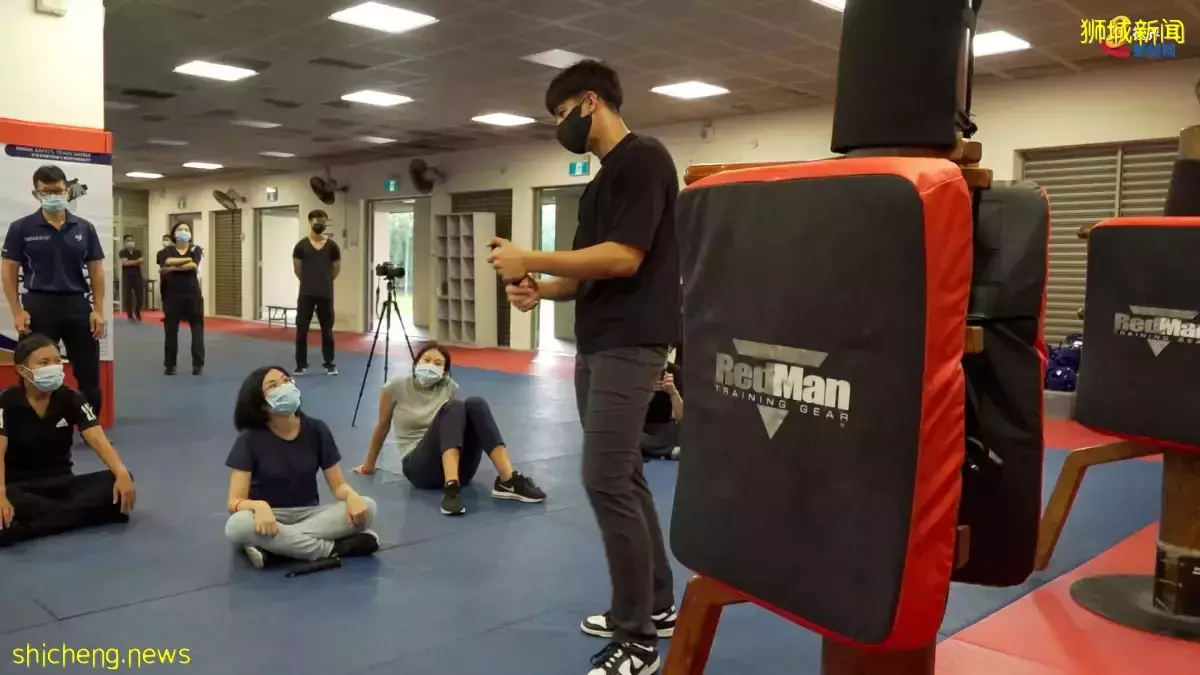 面对危险应电击或开枪 记者参与警员培训体验如何应对