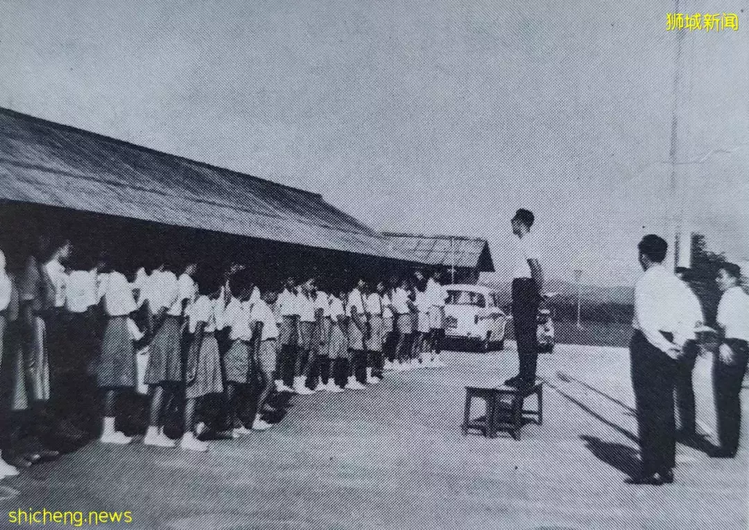 李光耀当年到访这个西部乡下，为当地莘莘学子设立了第一所中学