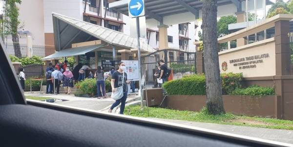 職員室內翹腳 民衆門外排隊? 馬勞更新不到護照 怒了