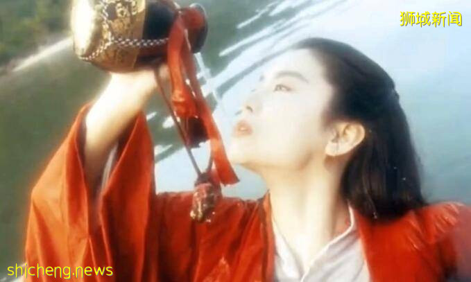 新加坡妹纸喝多疯起来了不得,七名警员都差点hold不住