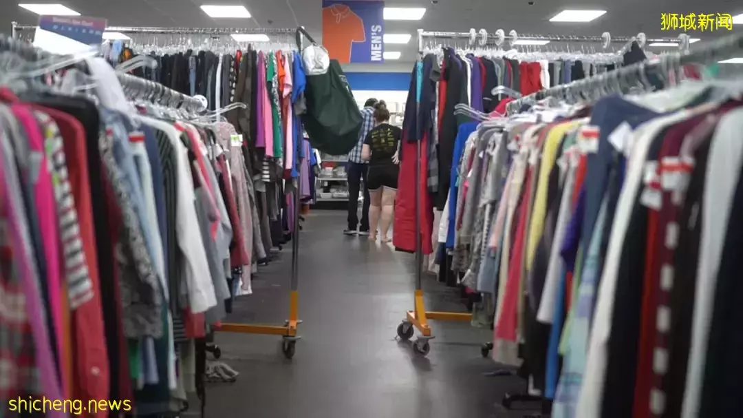 二手衣服你会买吗？新加坡青年开二手服装店赋予旧衣新生命：可持续的时尚