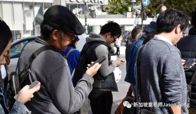 过马路看手机罚款，新加坡有，中国也要有了