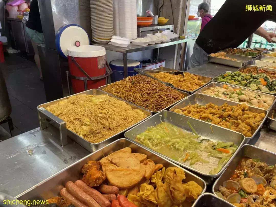 “在新加坡买了一菜一肉杂菜饭,花掉我15块钱!”