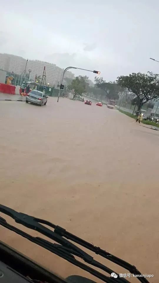 世界末日既视感，磅礴大雨似海啸来袭！新加坡昨4小时降了半个月的雨量