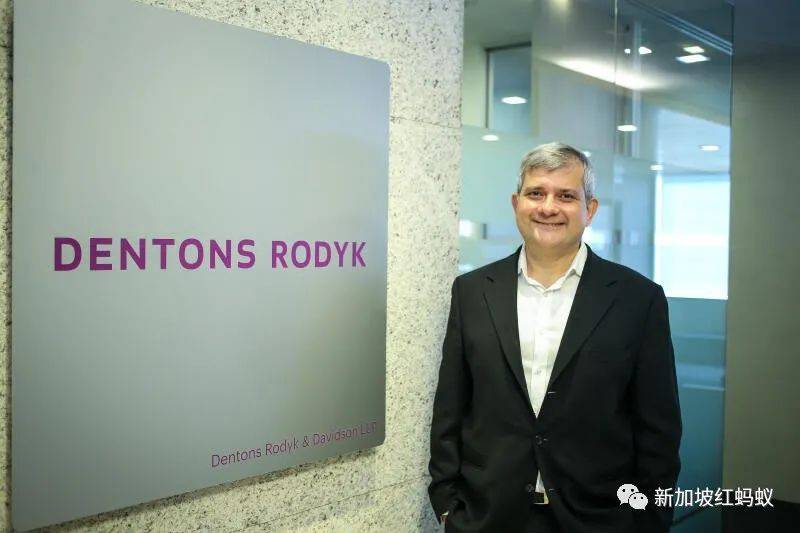 父兄皆为反对党高层,这名男子却获新加坡政府赏识步步高升