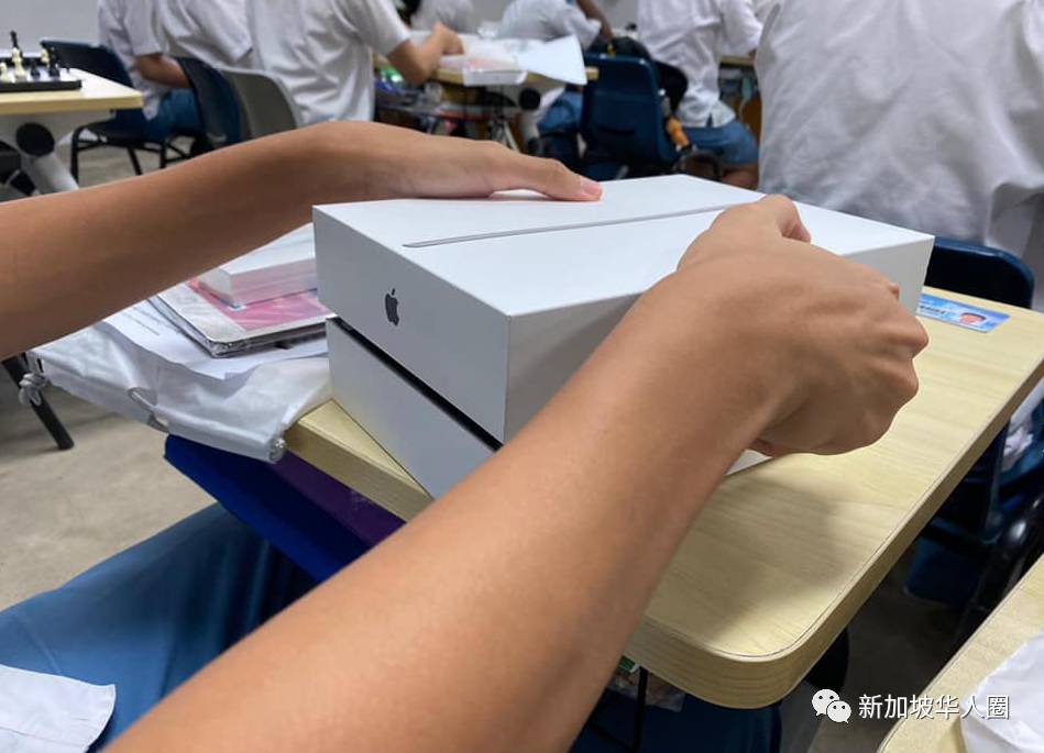 新加坡宣布，今年起所有中學生將獲得全新的蘋果筆記本電腦或平板