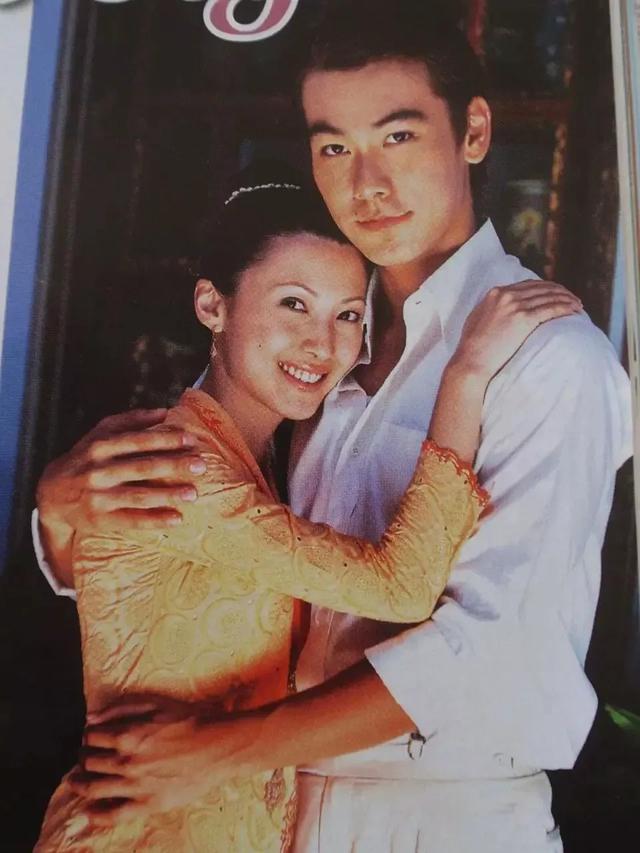 新加坡一线男星回国糊成18线,娶大六岁女演员,将其当作女儿宠