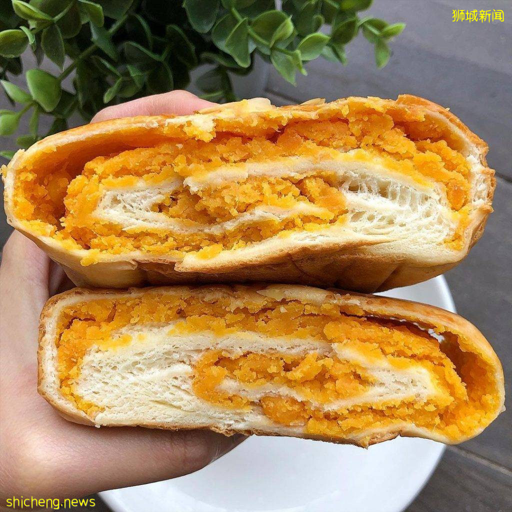 老店铺里的网红芋泥蛋糕卷🤩 浓郁绵密内陷,一口下去包满足!斑斓华夫饼也很上头💯