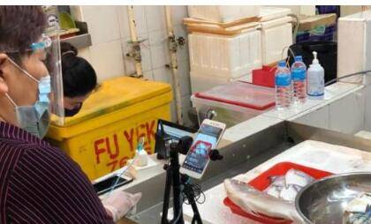 新加坡大媽從不玩臉書到直播賣貨,人生逆襲C位出道!