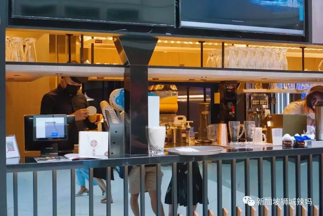 排队5小时!网红凑凑火锅来新加坡了!锅底无限续、奶茶免费喝!菜品大曝光