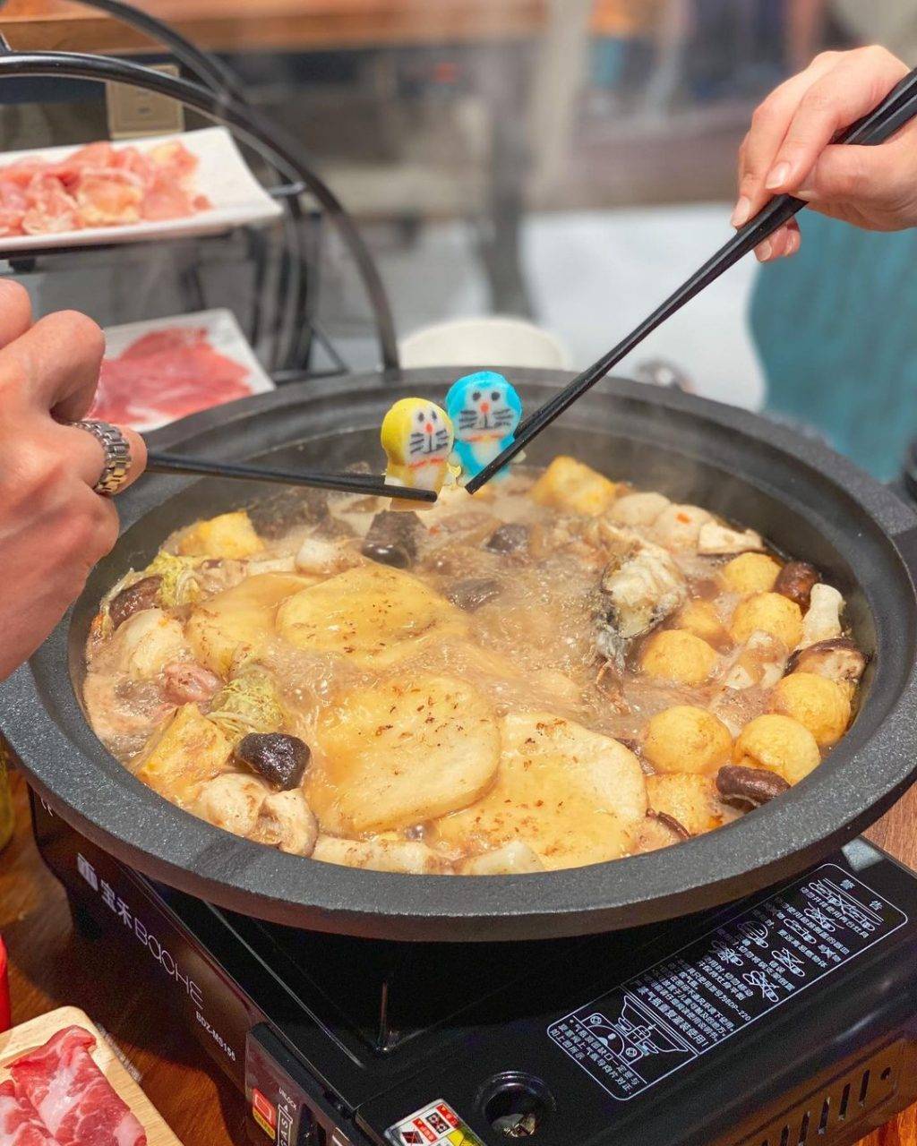 “肥媽石頭火鍋”先炒香再熬湯‼鍋底越涮越香🤤置身台灣夜市街頭，彌補無法出國的遺憾✈