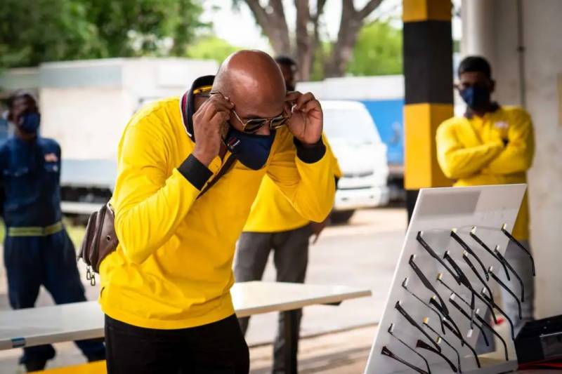 关爱外籍客工视力保健计划,为30万客工提供视力检测和配对眼镜