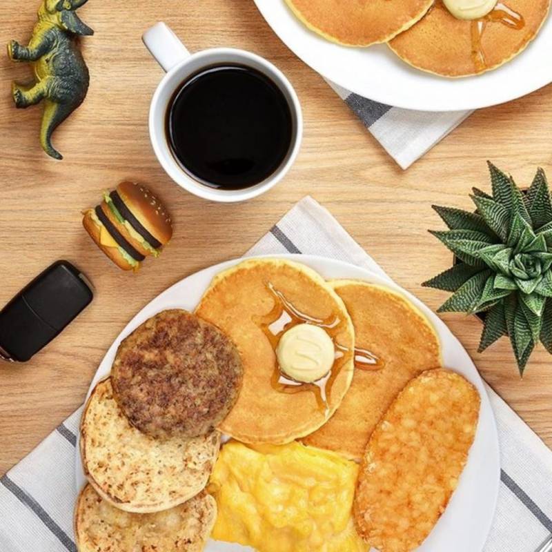 买一送一!新加坡麦当劳送你“豪华超值早餐”!全家一起出动,拍照上传就能免费获得美味套餐