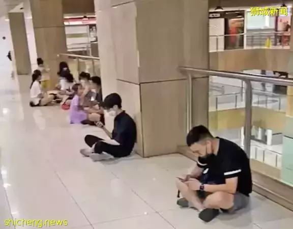 检测中心聚集人潮 小孩敲打玻璃窗 附近业者受不了