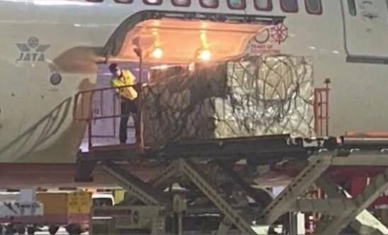 印度疫情幾近失控!中國2000台制氧機已到、新加坡醫療物資已到、美國呢