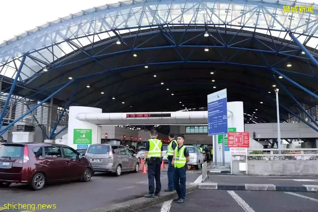 这辆载着中国乘客的车,强行闯边境、撞倒大士关卡!实拍,周末无数新加坡人涌向新山