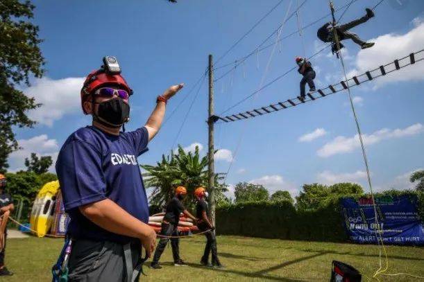 户外教育业者要求，教练佩戴摄像机并有其他教练监督