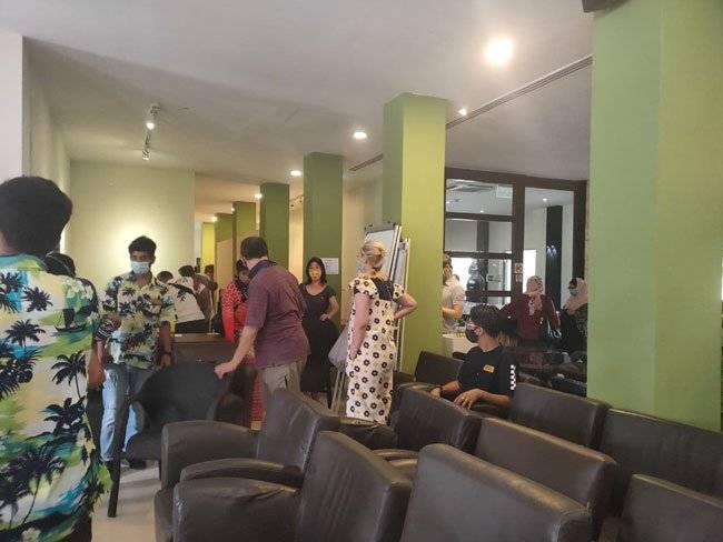 数百新国人开豪车 抢购倒闭酒店 二手家具厨具