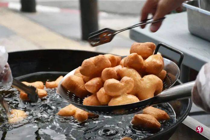 賣油條“續命”,老板直播cos,這是要集體轉行