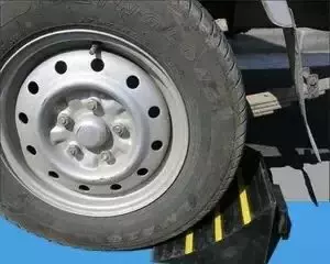 新加坡上班族等巴士,突遭車輪擋飛來砸頭!腦內大出血