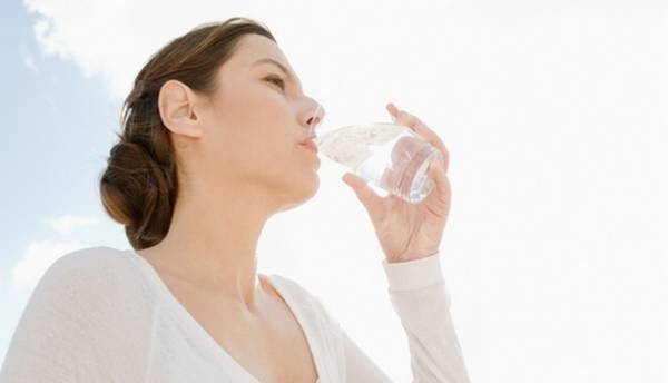 天气炎热 烟霾笼罩 喝冷饮也会“中暑”