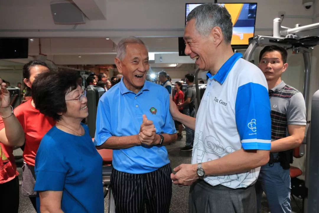 李显龙打卡健身房，与阔别20年老友对饮