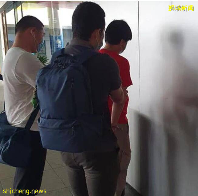 新加坡變態偏愛超短裙女郎,變態行爲被抓包下跪認錯!何必呢