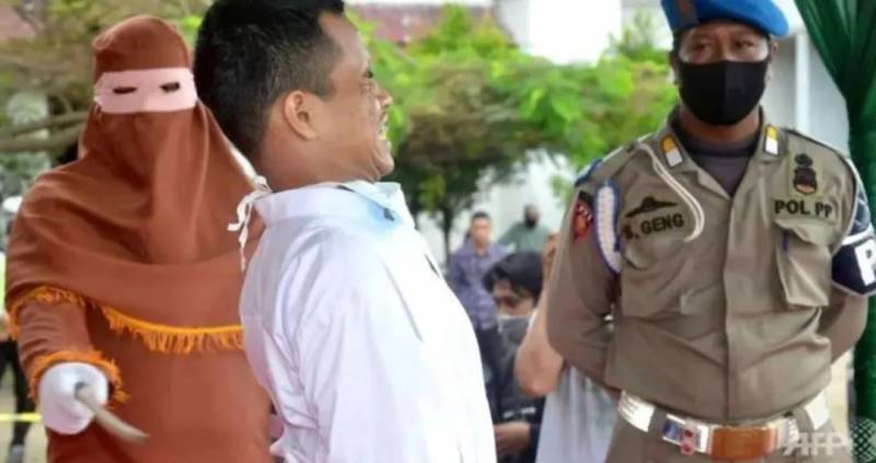 实拍！印尼19岁男子被当街鞭刑146下！打得比新加坡还狠