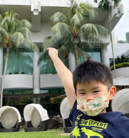 李铭顺返新隔离 范文芳带儿 酒店外比爱心