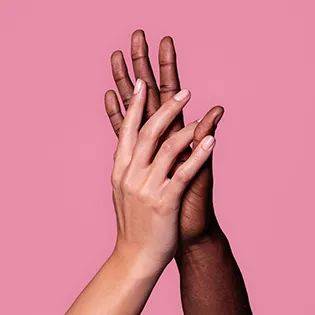 这对男女网上骗女生发裸照、视频后,勒索了20万新币!已被抓