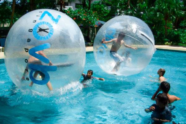 ZOVB Singapore 帶你旋轉跳躍！水中漫步、翻滾悠波球🎈 滾出快樂，忘掉煩惱