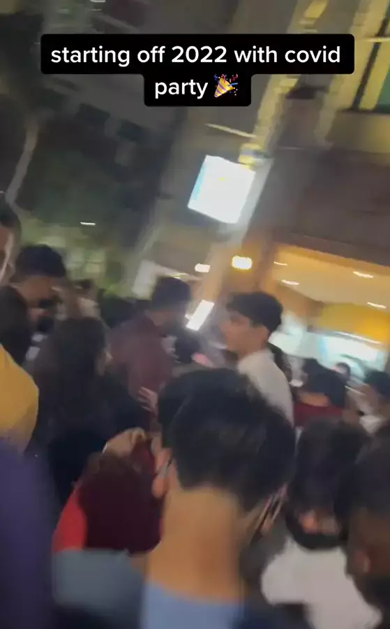 公然違規!新加坡克拉碼頭百人狂歡跨年: 不戴口罩、貼面跳舞!或導致超級傳播