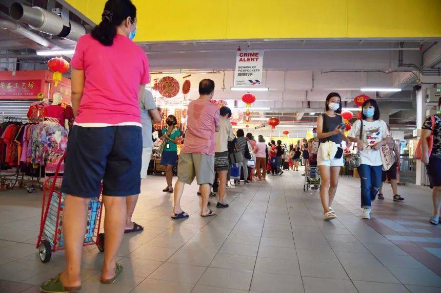 新加坡牛车水人群爆满,该区马上开始新冠大检测