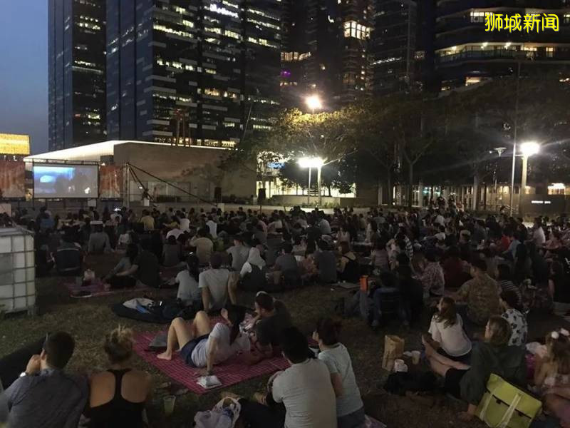 新加坡露天電影院回來啦~每車僅需18元，還贈送2個漢堡2杯飲料！！絕對神仙價格