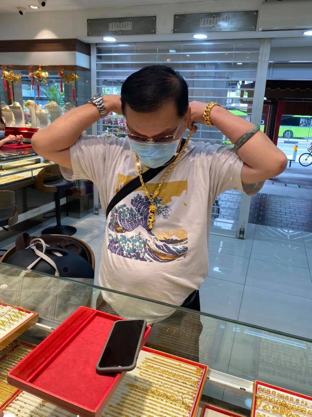 驚呆！新加坡公交司機脖子上戴幾公斤的金鏈子，什麽來頭