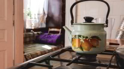 新加坡女霸气回应:活该!你敢出轨,我就敢泼热水