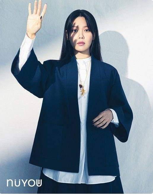 韩国女艺人崔秀英拍新加坡杂志封面写真,风格大气受好评