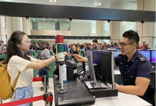 新加坡去年七百多人因护照问题出境被阻，究竟碰到哪些问题