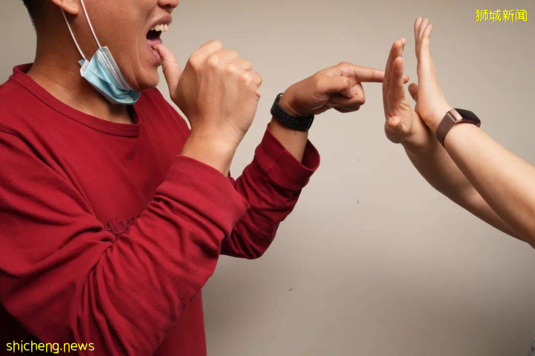 没戴好口罩不听劝 无赖男女“夹攻”安全大使