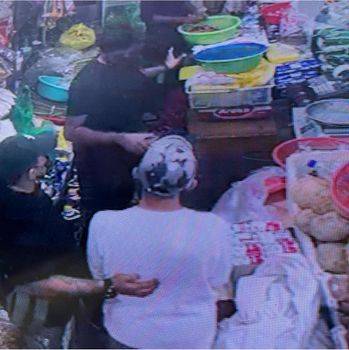 偷钱男上门道歉 感人结局 · 佛心老板：免费送杂货，有需要就开口……