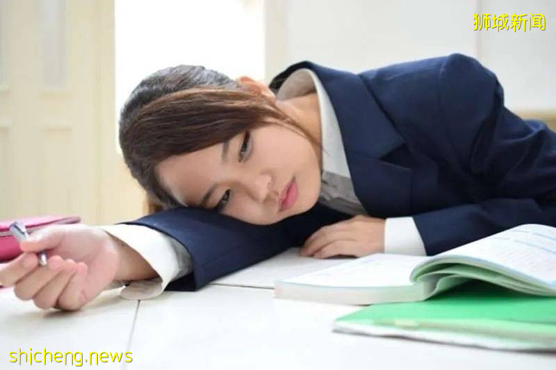 新加坡學生每天睡不夠！專家和家長建議推遲上課時間，可行嗎