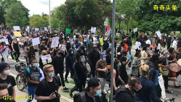 加拿大也开始闹了!多伦多市爆发千人游行示威 反对针对黑人的种族主义!