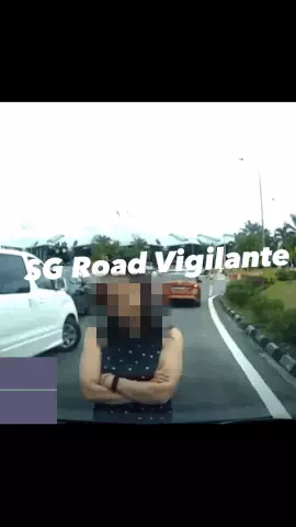 砸車窗、扔車牌、擋著車不讓走！這名女子大鬧新馬關卡
