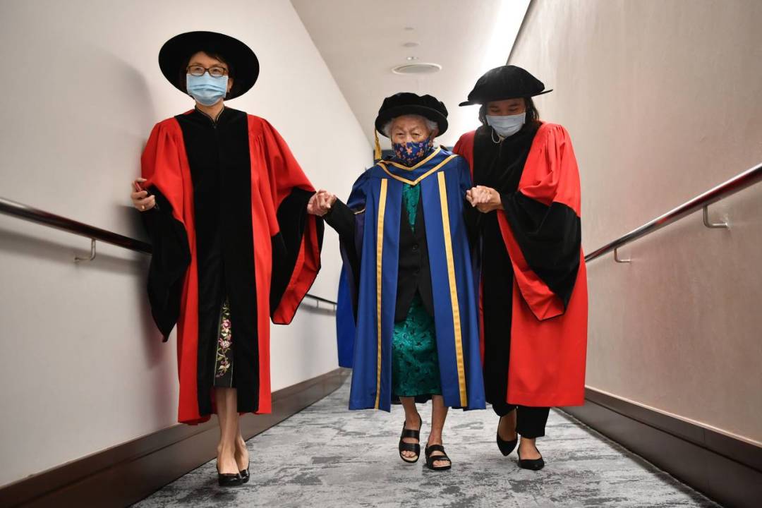 新加坡这位104岁老人荣获国大荣誉博士学位