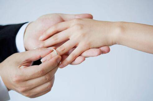 新加坡新人结婚率创五年新高,疫情下似乎都活明白了