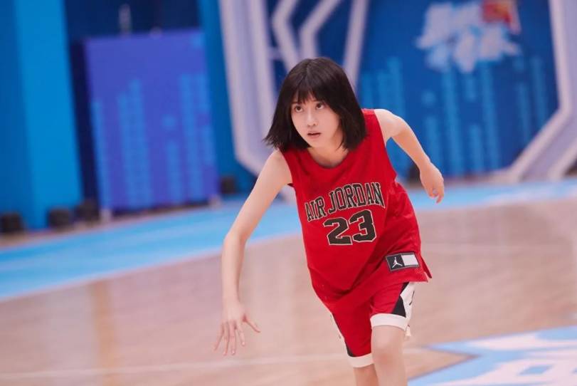 她被稱爲新加坡“蘋果女神”，畢業于北京電影學院，出演過《九州・海上牧雲記》