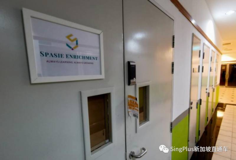 逼人吞糞，鐵鉗拔牙……起底新加坡的“神秘力量”