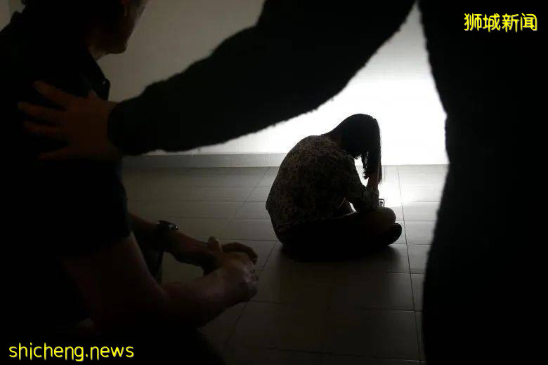 没眼看!半夜砸邻居窗户、吵架毁胸、虐佣、威胁司机:让你丢饭碗