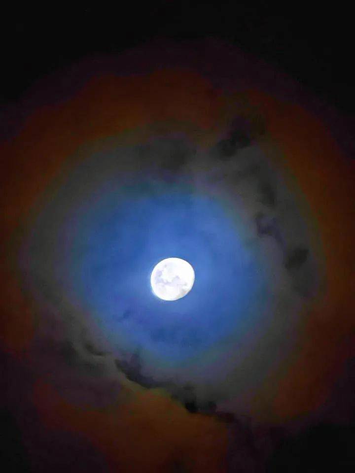 太美！新加坡驚現奇異彩虹月！全島人搶拍