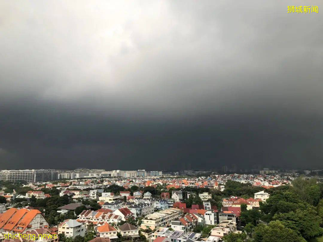 实拍新加坡奇异天象!黑云压境,闪电从天劈下